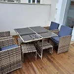 Bel Grande Terrasse Avec Parking A Lägenhet